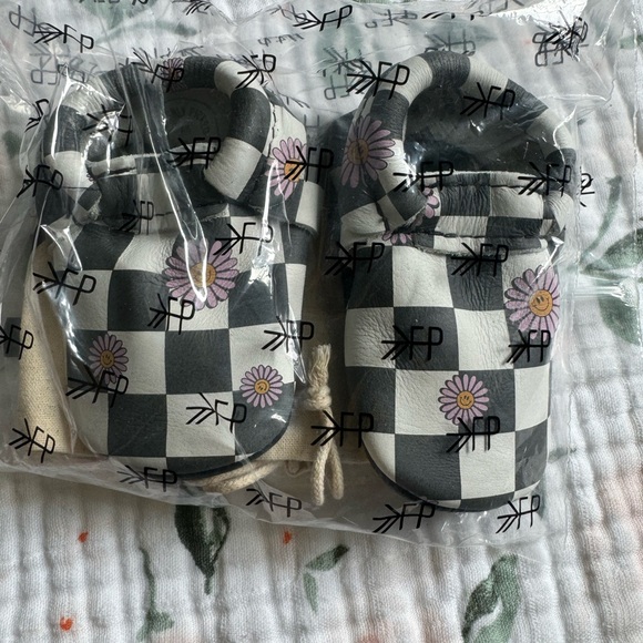 Freshly Picked Flower Power Check City Baby Shoe NWT - Picture 6 of 6